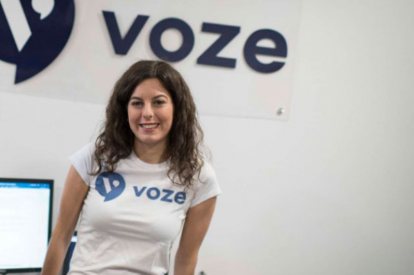 Una alumni de la UAH, Adriana Jaime, idea una app, ‘Voze’, destinada a mejorar la comunicación con los inmigrantes en distintos ámbitos asistenciales