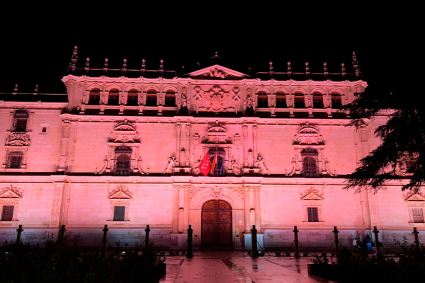 La UAH se iluminó de rosa para conmemorar el Día Mundial contra el Cáncer de Mama