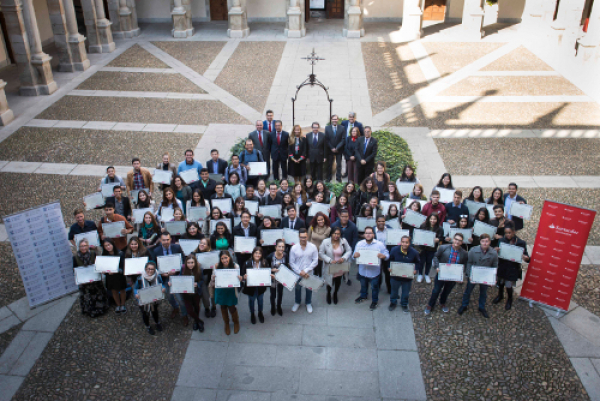 Estudiantes internacionales recibieron las credenciales de las Becas Cervantes que otorgan Banco Santander y la Universidad de Alcalá