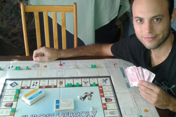 Un estudiante de la UAH diseña un tablero adicional que mejora el monopoly y lo hace más entretenido