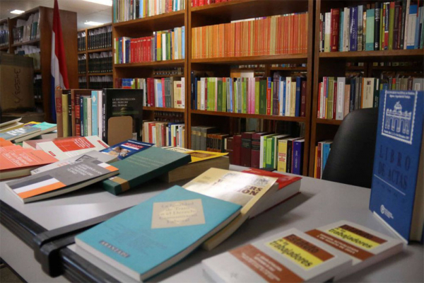 Un ex catedrático de la UAH dona parte de su colección privada de libros a la biblioteca de la Corte Suprema de Paraguay