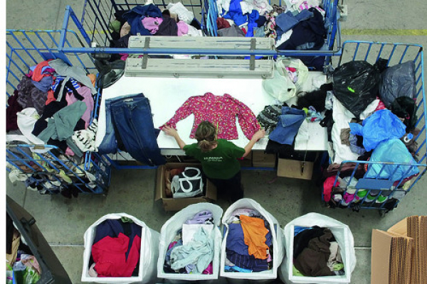 Humana recupera una tonelada de ropa usada en la Universidad de Alcalá para darles un fin social