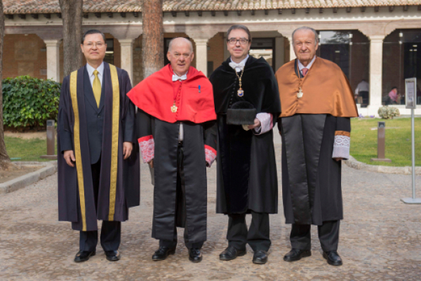 La UAH ha investido a tres nuevos doctores honoris causa