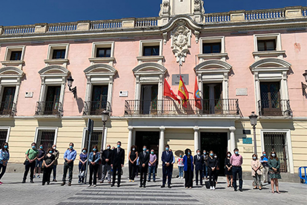 La UAH asiste al minuto de silencio en el Ayuntamiento de Alcalá en el primer día de luto oficial en España