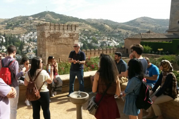 Los alumnos del Máster Universitario en Gestión Integral de Inmuebles y Servicios en el Patrimonio Arquitectónico de la UAH, de ‘visita’ en la Alhambra