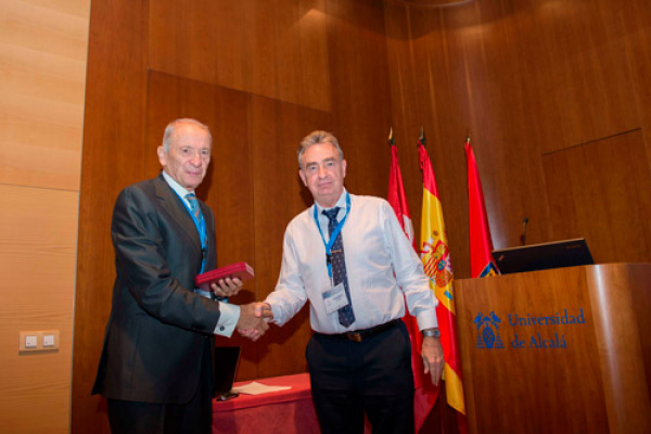 El catedrático de la Universidad de Zaragoza, Luis Oro, recibe en la UAH el Premio Lord Lewis que concede la Royal Society of Chemistry de Reino Unido