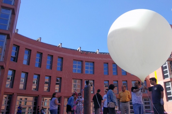Lanzan hoy un globo aerostático desde el patio de la Escuela Politécnica de la UAH