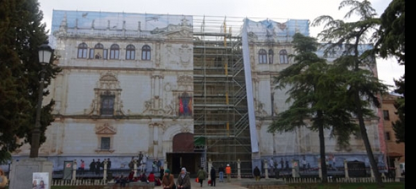 La fachada de la Universidad de Alcalá ‘ve de nuevo la luz’, después de siete meses de restauración