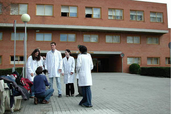 La Facultad de Medicina celebra hoy su jornada de puertas abiertas y acogerá en junio el encuentro de los farmacólogos de la Comunidad de Madrid