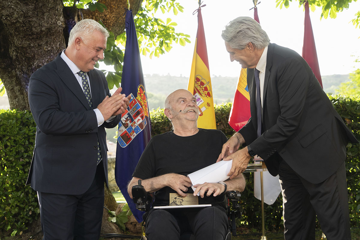 El periodista y escritor Martín Caparrós recoge el XIII Premio de Periodismo 'Cátedra Manu Leguineche'