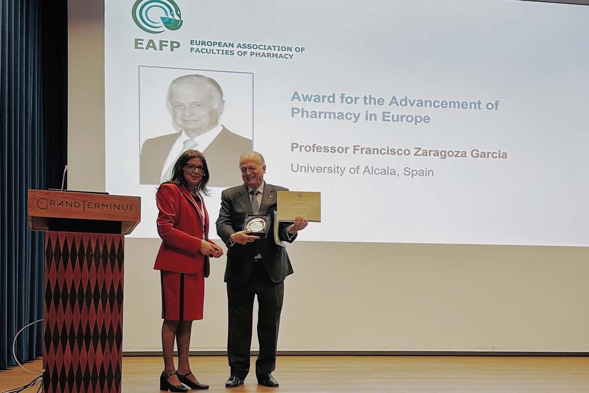 La Asociación Europea de Facultades de Farmacia ha premiado la trayectoria del profesor Francisco Zaragozá