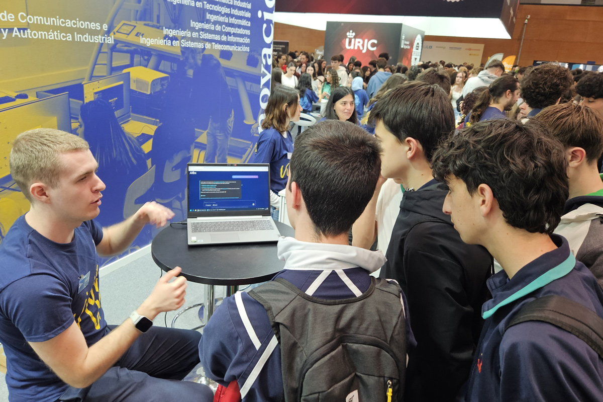 AIex, el asistente virtual de IA de la UAH que responde a tus preguntas en la feria de AULA 2026