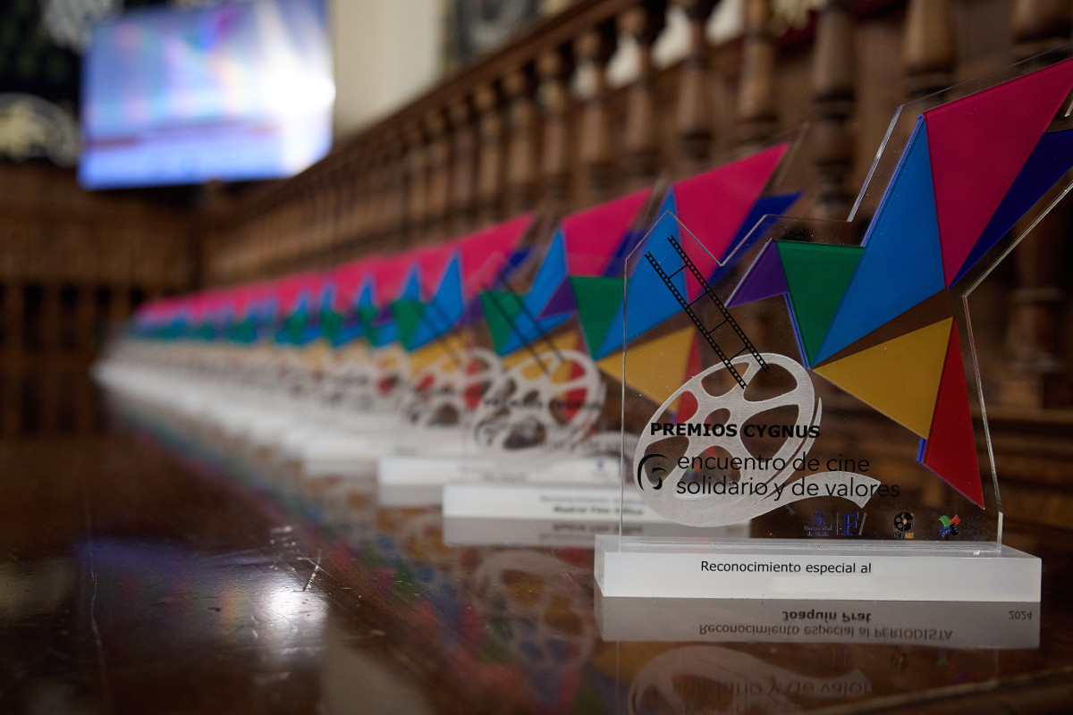 Álvaro Morte, Alba Flores y Luis Zahera entre los premiados en la 8.ª Gala de los Premios Cygnus en la Universidad de Alcalá 