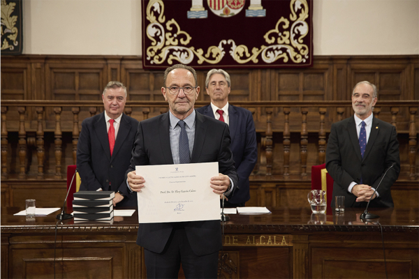 El profesor Eloy García Calvo, premiado por la UAH por su excelencia investigadora