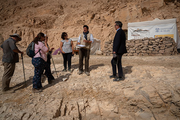 La Embajada española en El Cairo visita la expedición arqueológica de la UAH