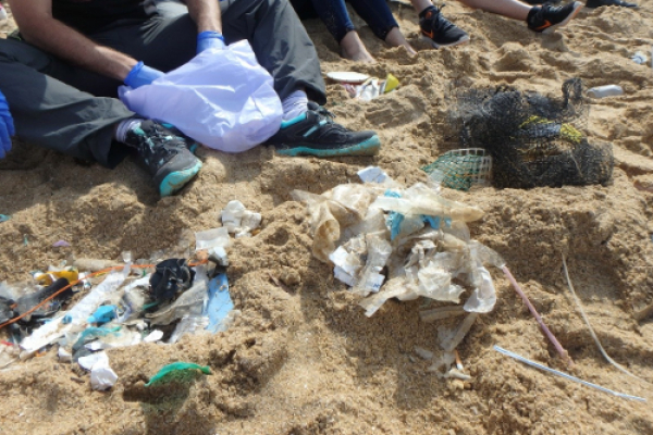 ¿Cuánta basura hay en la playa de La Lanzada? Los estudiantes de la Universidad de Alcalá lo saben