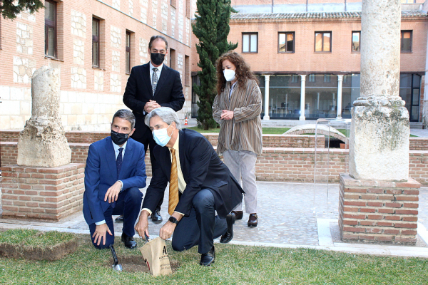La Universidad de Alcalá y el Ayuntamiento de Alcalá de Henares recogen su legado para la Caja de las Letras del Instituto Cervantes
