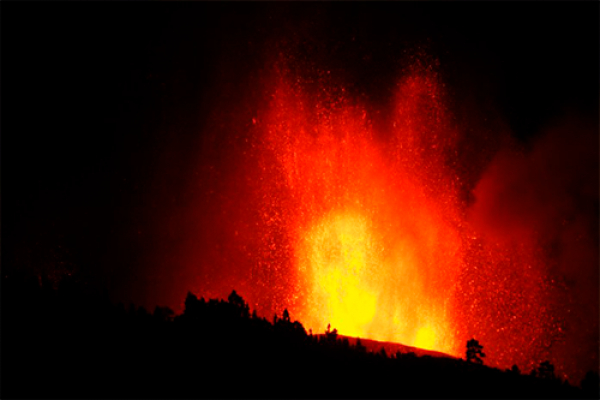 La geóloga de la UAH Teresa Bardají analiza las características y posibles consecuencias del volcán de La Palma