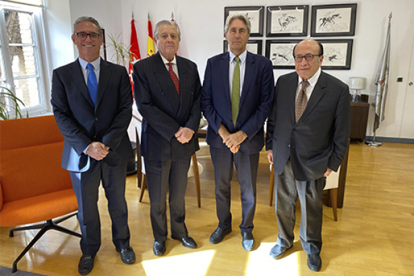 El Embajador de Perú y su Agregado Cultural han visitado la Universidad de Alcalá