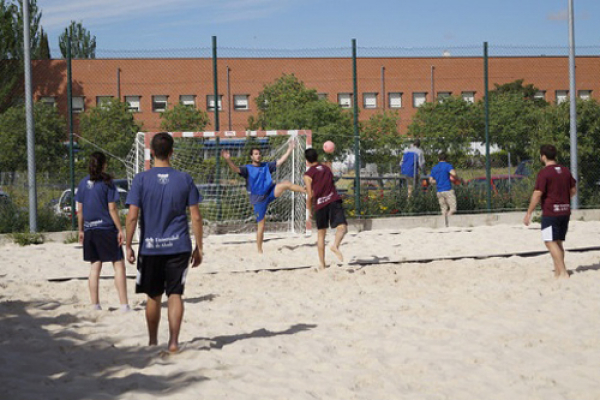 Las selecciones absolutas de balonmano playa de España y USA se entrenan en la UAH antes del Campeonato del Mundo en Kazan