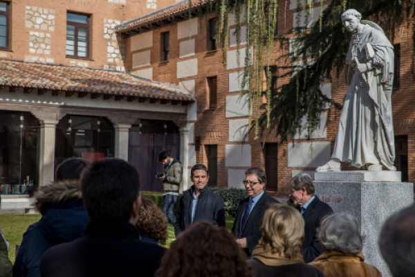 La estatua del cardenal Cisneros vuelve a la Universidad de Alcalá