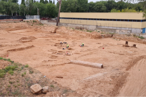 Las obras en el nuevo campus de la UAH en Guadalajara ponen al descubierto un cementerio tardomedieval y restos de la antigua muralla andalusí
