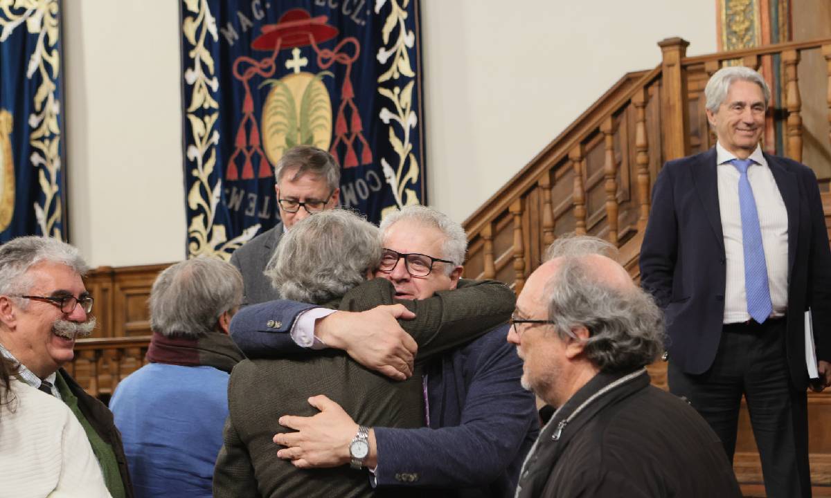 La Universidad de Alcalá realiza un homenaje sorpresa al profesor emérito Javier Rivera