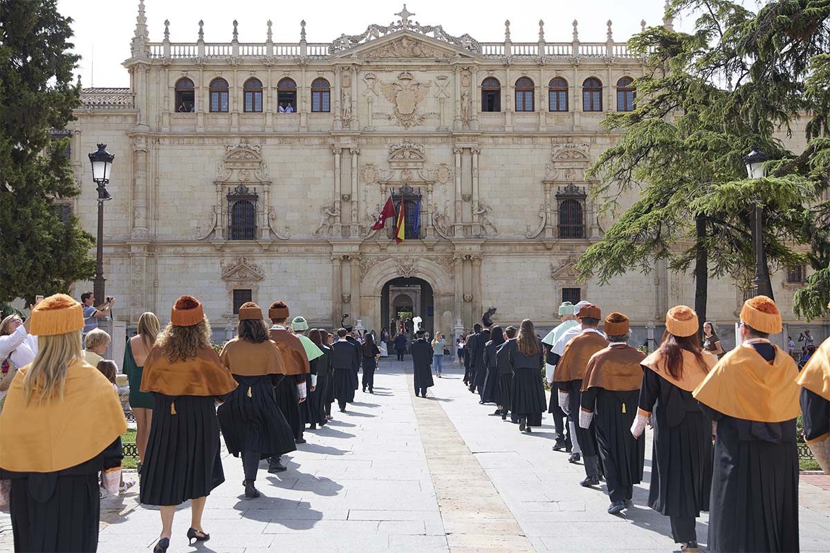 La comitiva académica recorrió las calles del centro de Alcalá para celebrar la apertura del nuevo curso