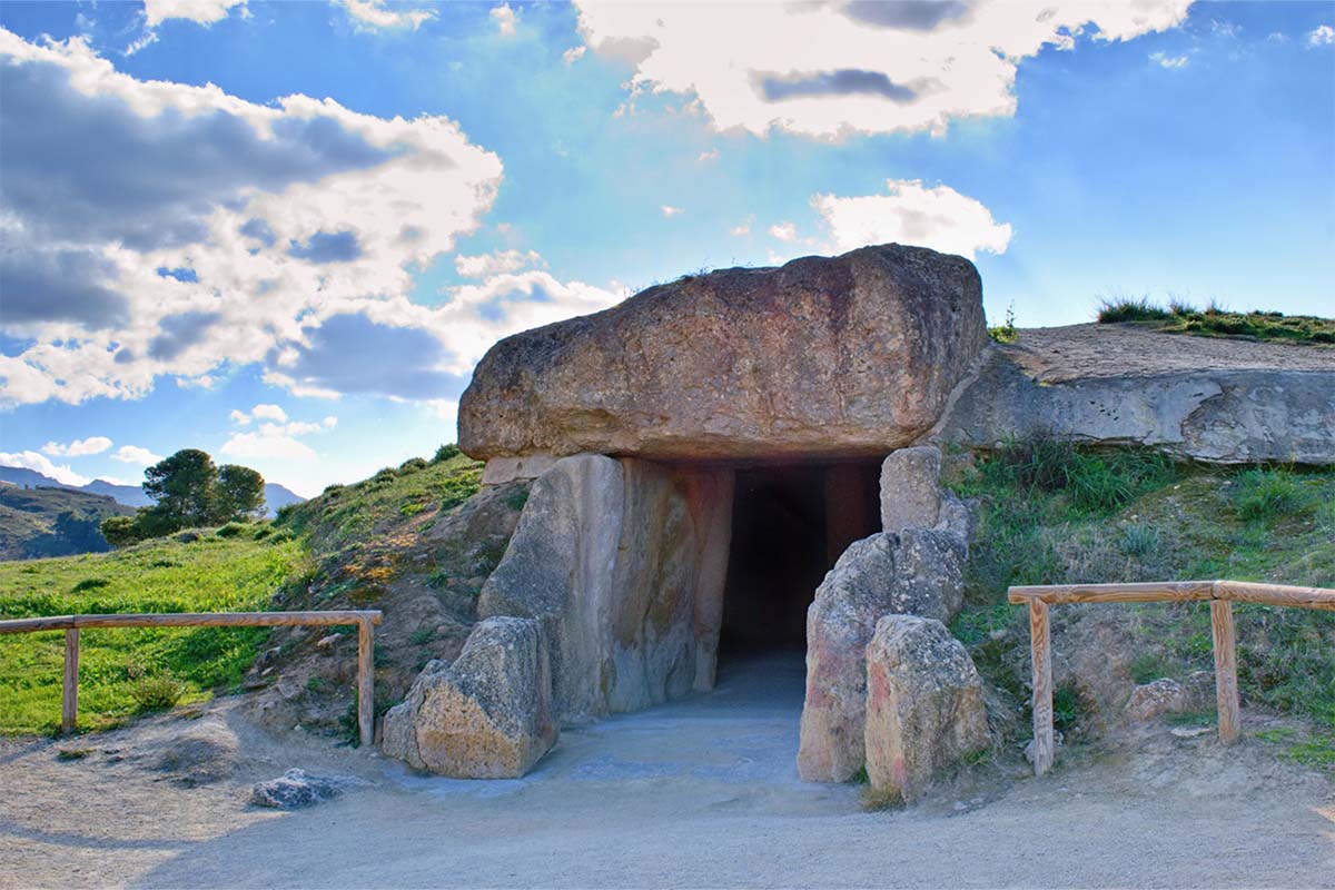 Arcos de descarga, diseño soterrado y trineos: así se construyó el dolmen de Menga