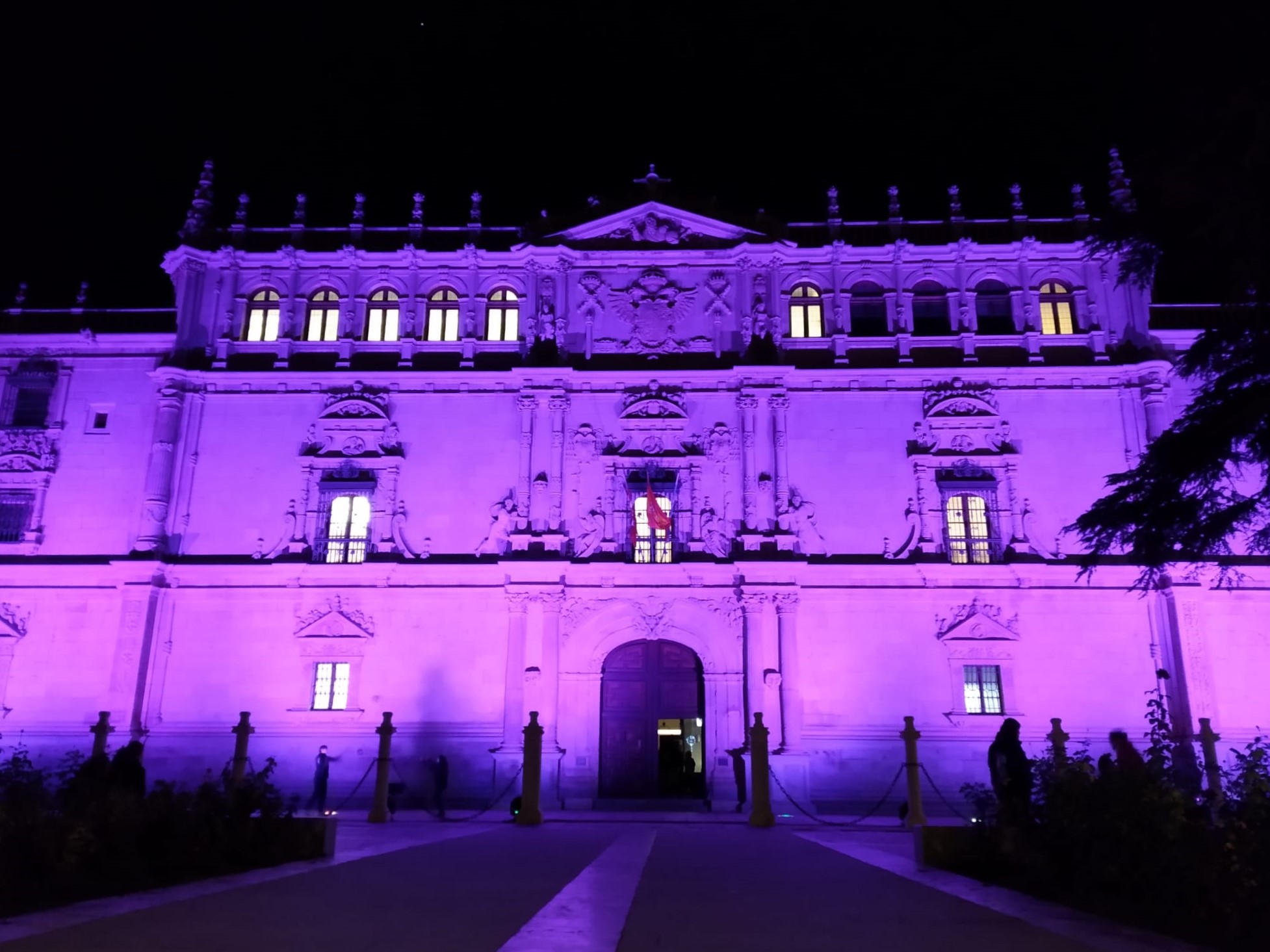 8M: La UAH volverá a teñir de morado la fachada del Rectorado y se leerá un comunicado público en defensa de la igualdad